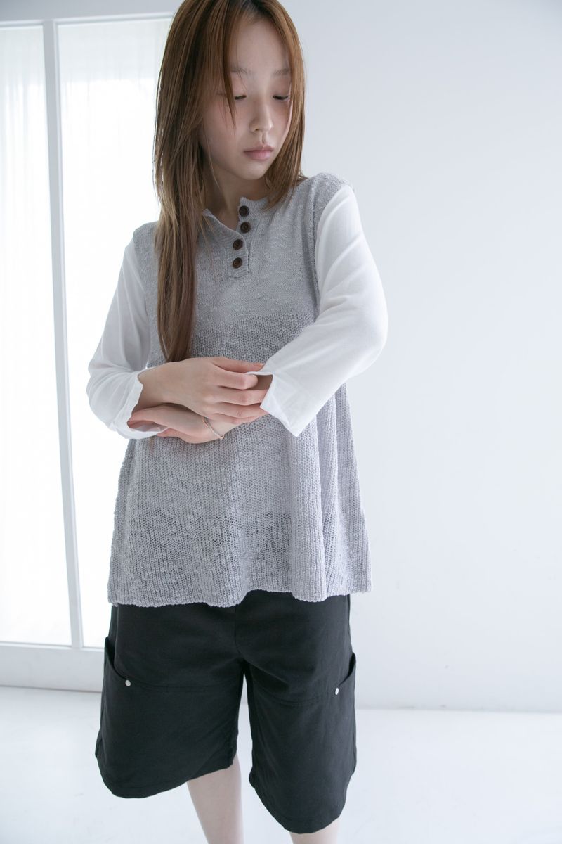 omoosoohy（オムスヒ）の「ボタンニットスリーブレストップ(3colors)（トップス）」