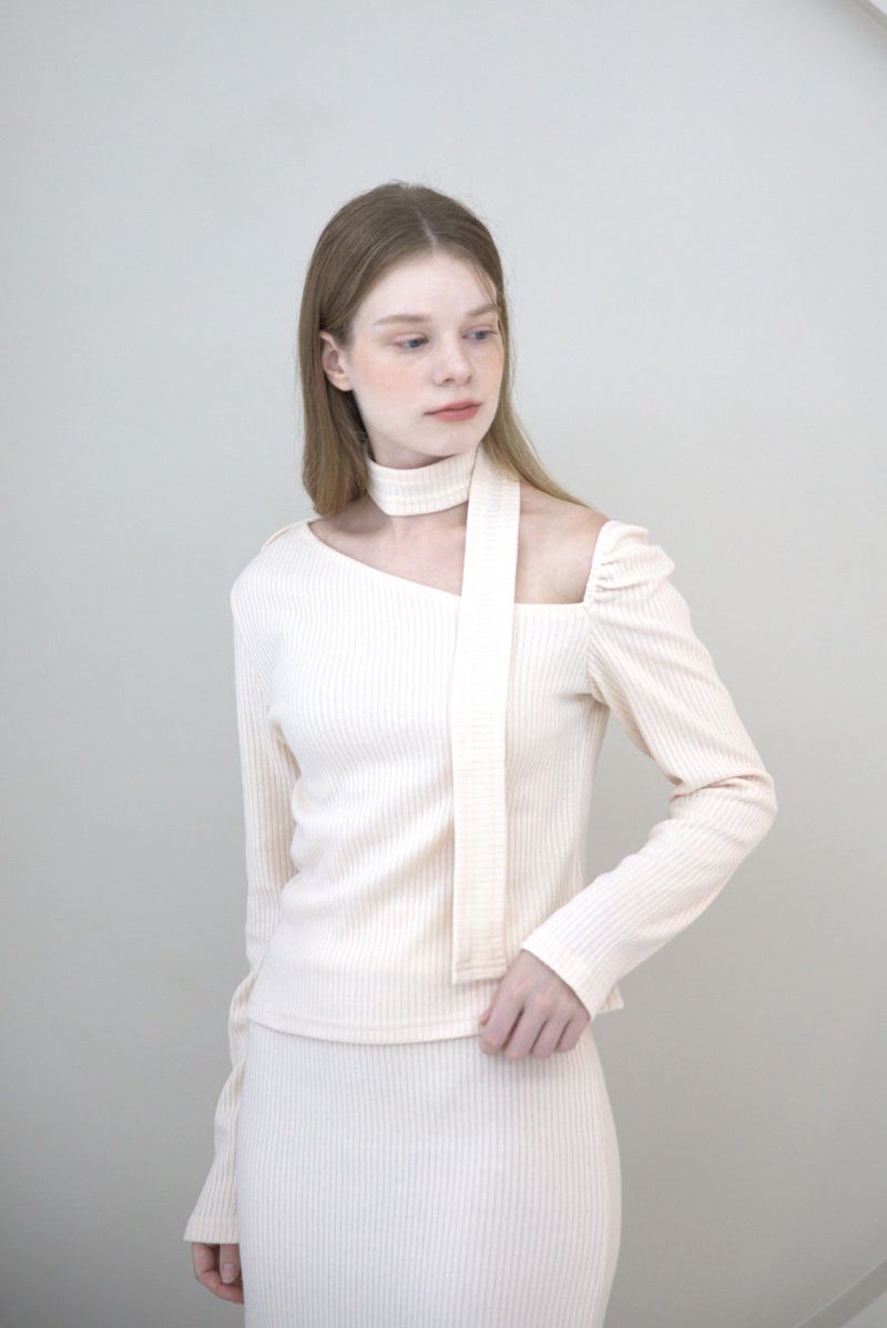 Back Slit Slim Skirt Cream