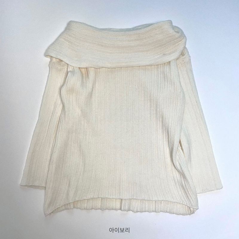 Off-shoulder long knitwear