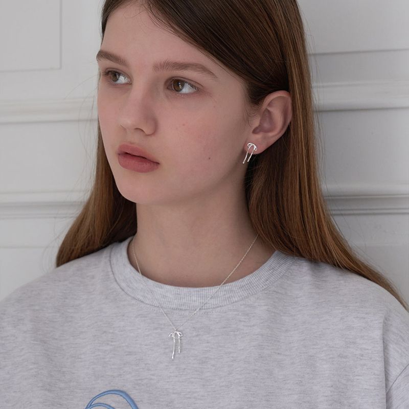 OVT-U（オーブイティーユー）の「Silver 925 Minimal Ribbon Earring（Accessories）」