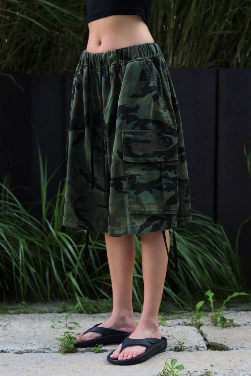 CAMO WIDE BERMUDA CARGO PANTS