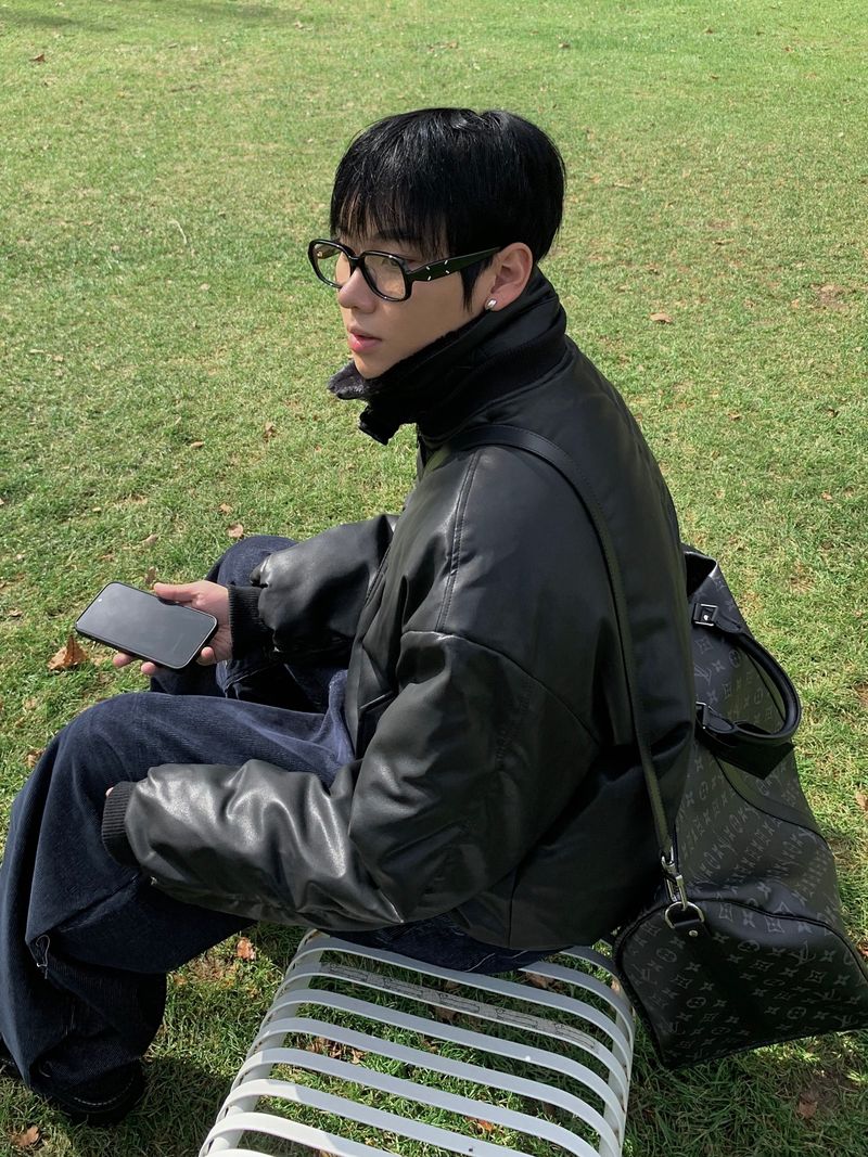 Black leather shirring padding