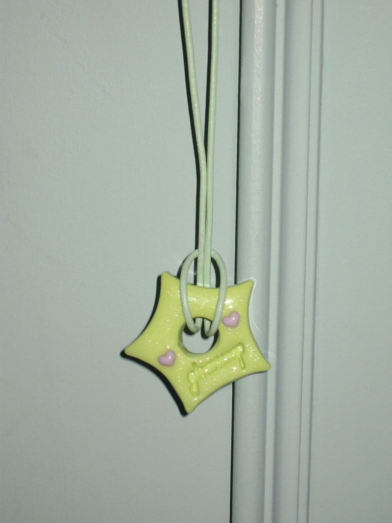 gleaming star cheek pendant [lime]