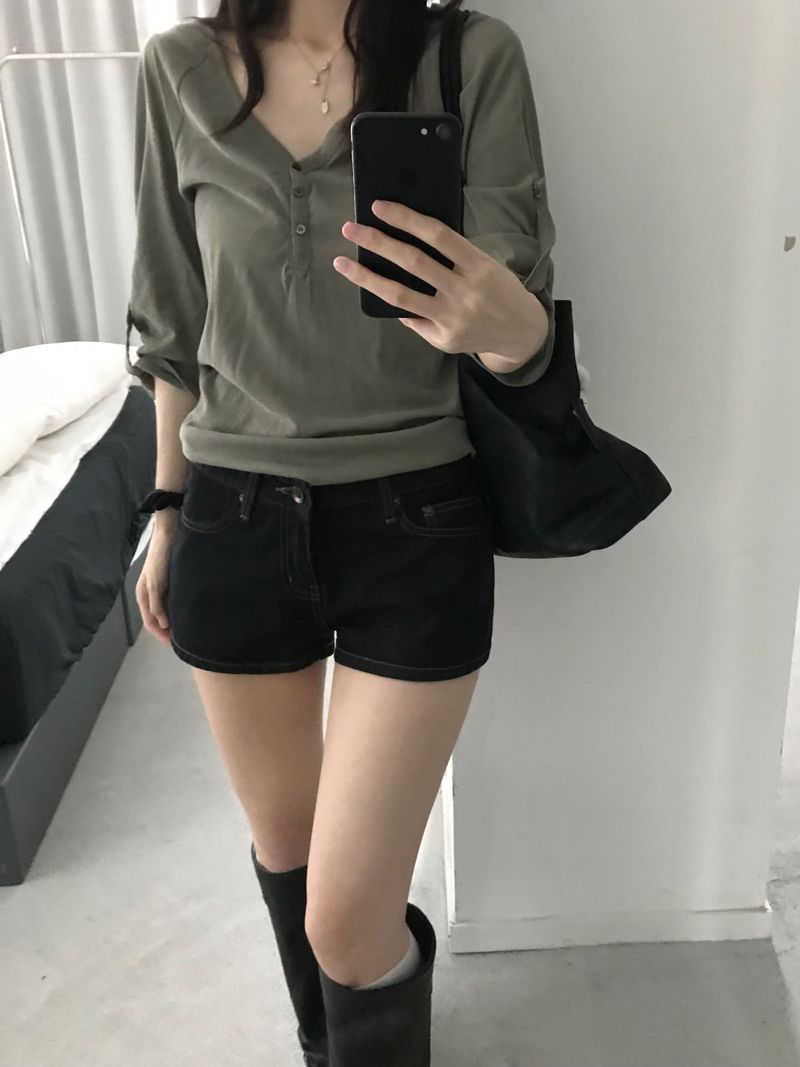 Kitten（キッテン）の「ボタンロールアップTシャツ (3 colors)（トップス）」