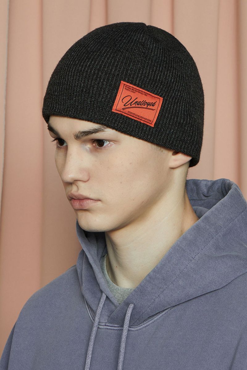 LOGO LABEL BEANIE / CHARCOAL