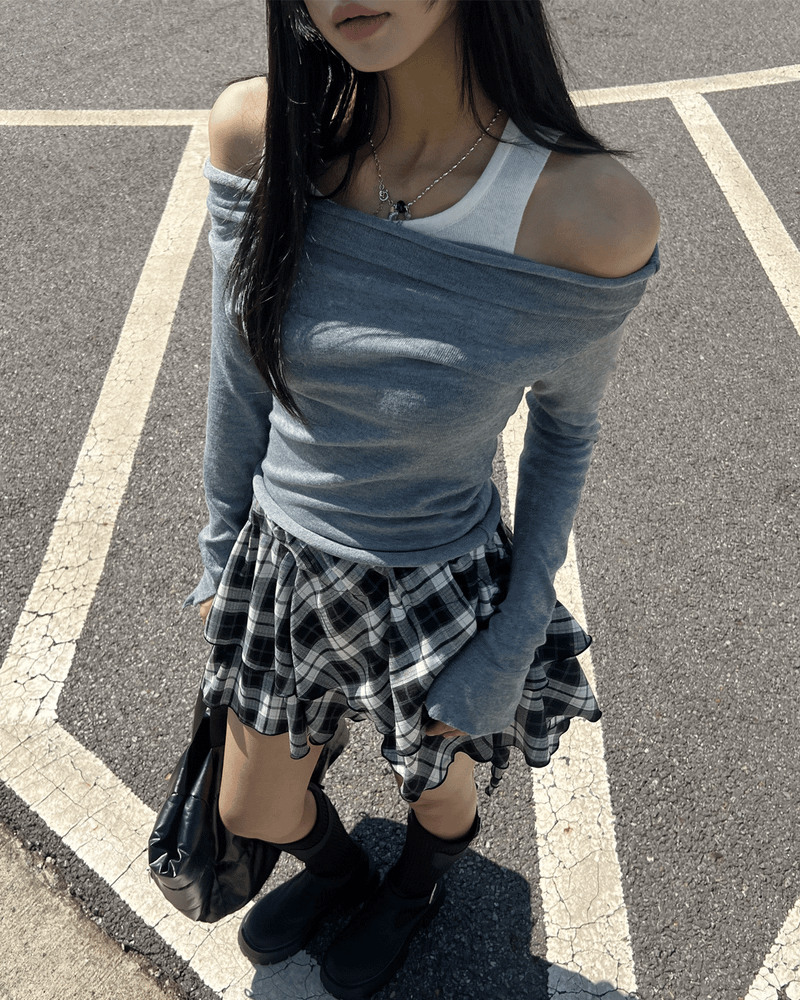 GUSTA（グスタ）の「レイヤードシャーリングオフショルダーソリッドロングスリーブニットトップ (3 colors)（トップス）」