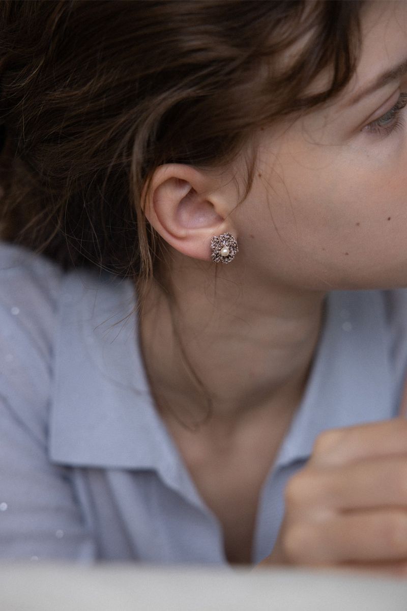Gleaming knit flower earring (Mocha)