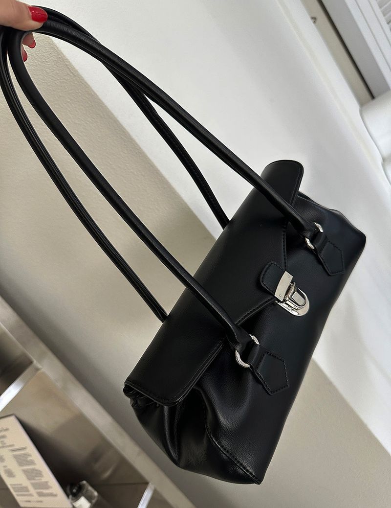 バックルバゲットショルダーバッグ