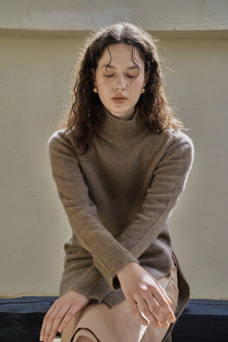 SIDE SLIT TURTLENECK_ALPACA