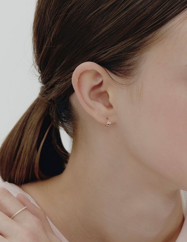 hyeres lor（イエール・ロール）の「26SS★ Truly Essence 14K Cross Pave Earrings（Accessories）」