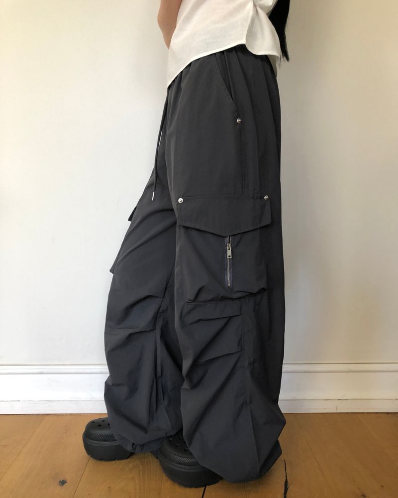 WONDER WONDER（ワンダーワンダー）の「ベトン ナイロン カーゴ パンツ（パンツ）」