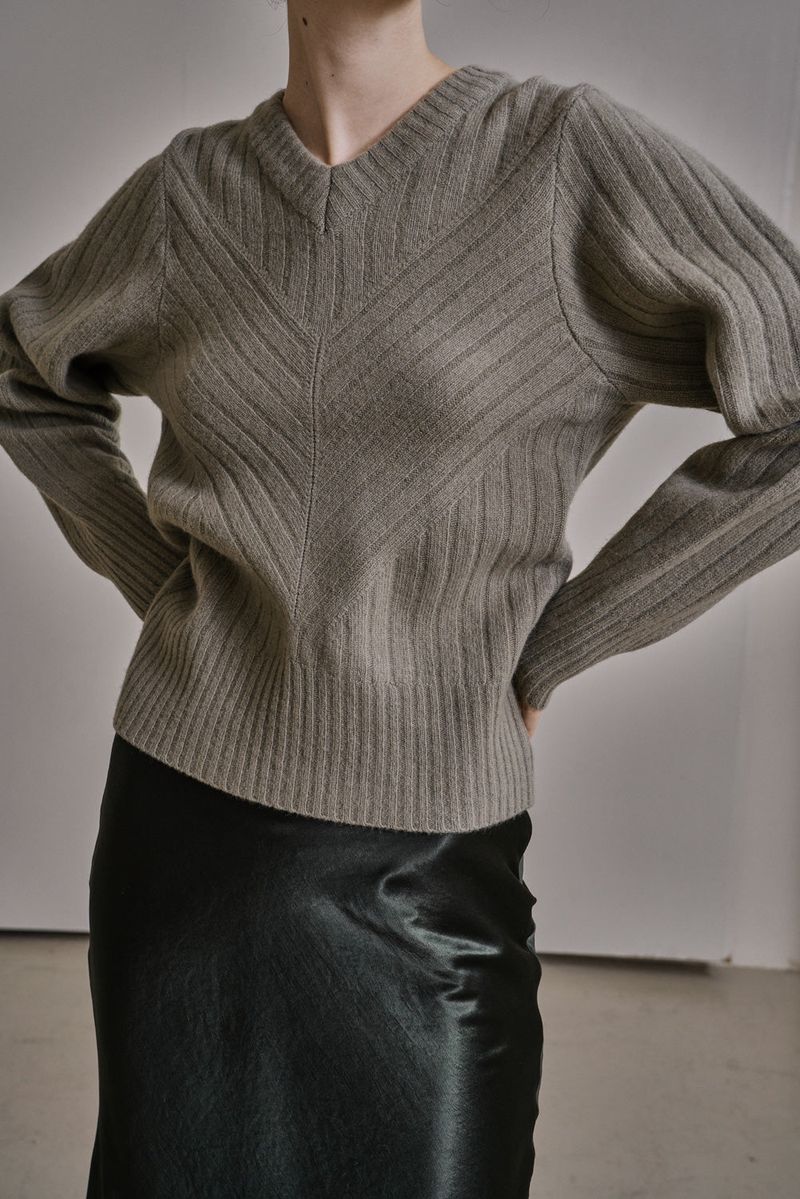 RIBBED V-KNIT TOP_L.GREEN