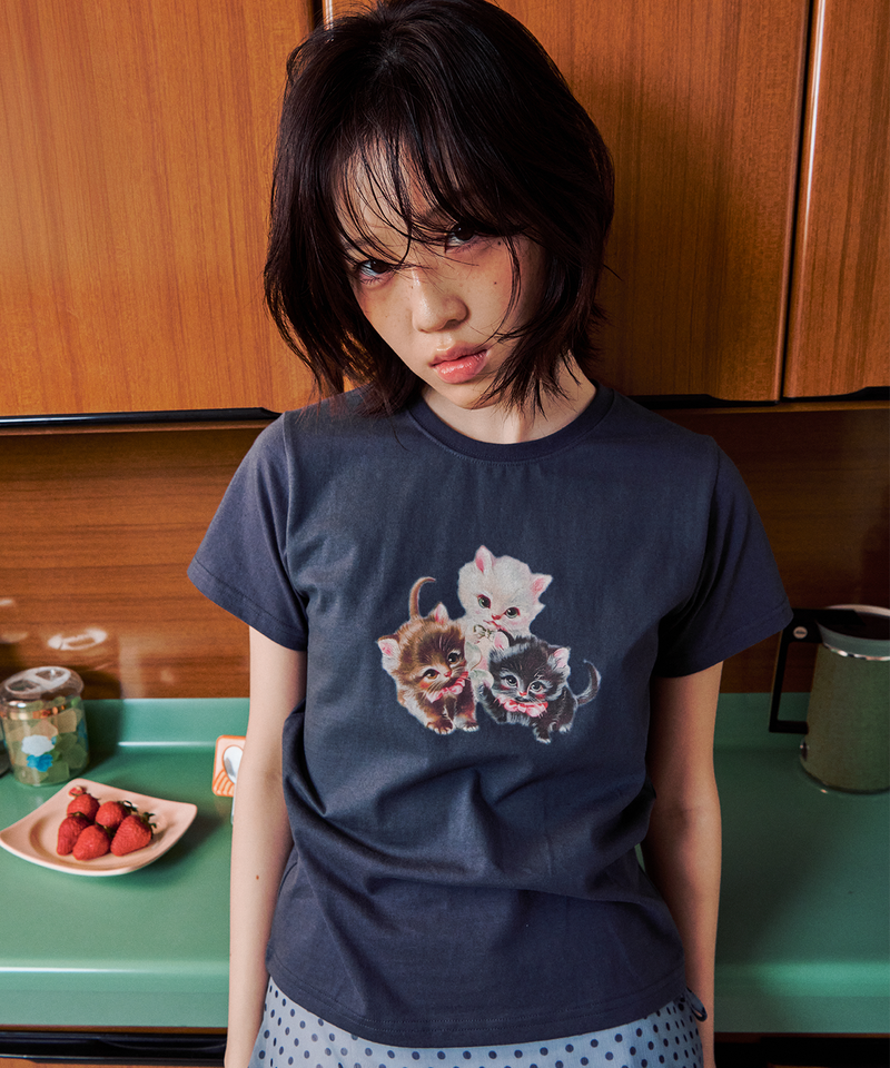 ITZAVIBE（イッザバイブ）の「THREE BABY CATS SLIM T SHIRT - CHARCOAL（Tops）」