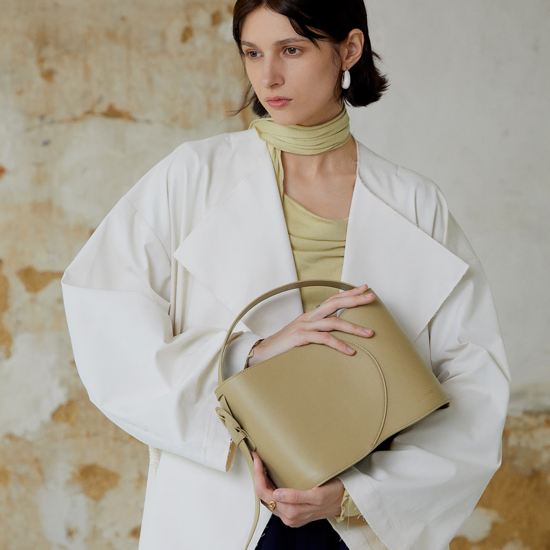Cloud Curve bucket bag-Medium
