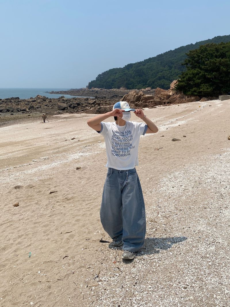 Bit Delight Curved Denim Pants (Light Blue)