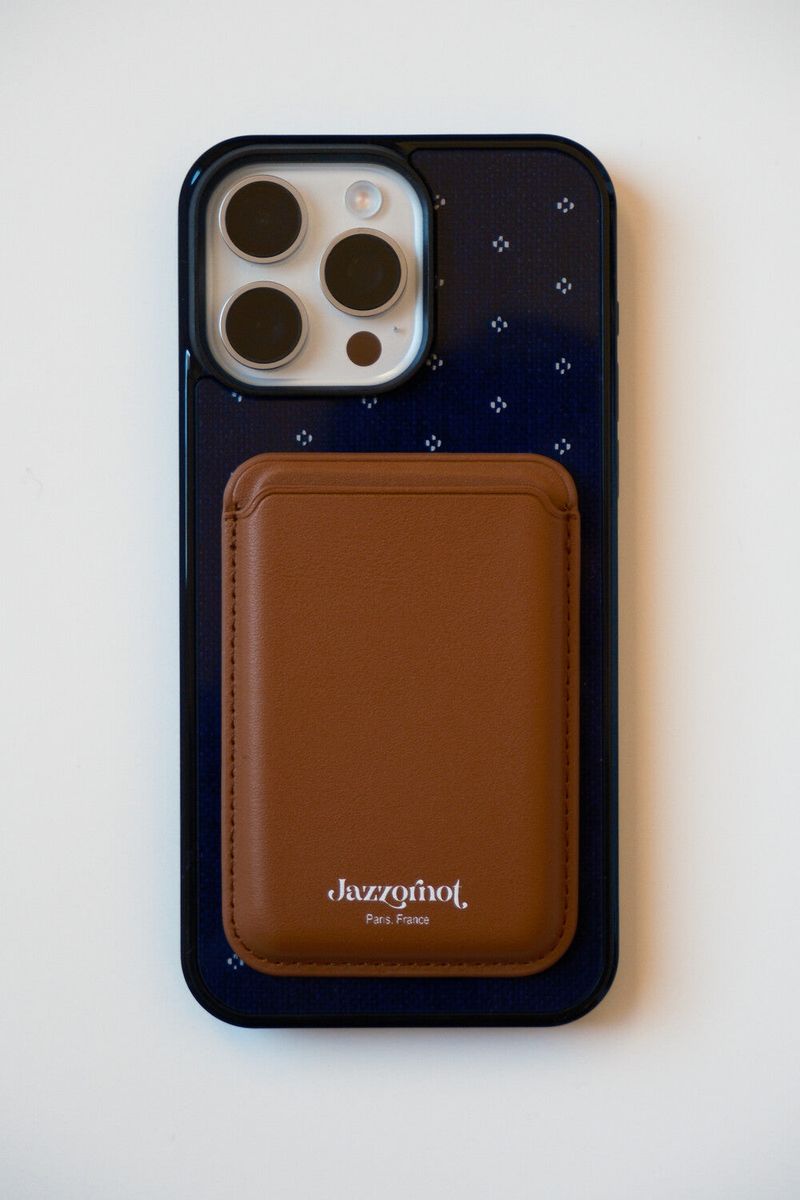 JAZZ OR NOT（ジャズ オアー ノット）の「ブルーミニュイケース&ブラウンウォレットマグサーフセット（スマホグッズ/小物）」