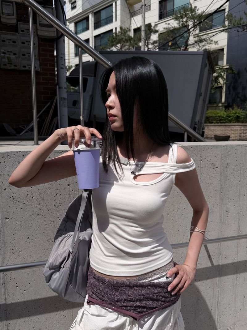  CUTOUT STRAP T-SHIRT