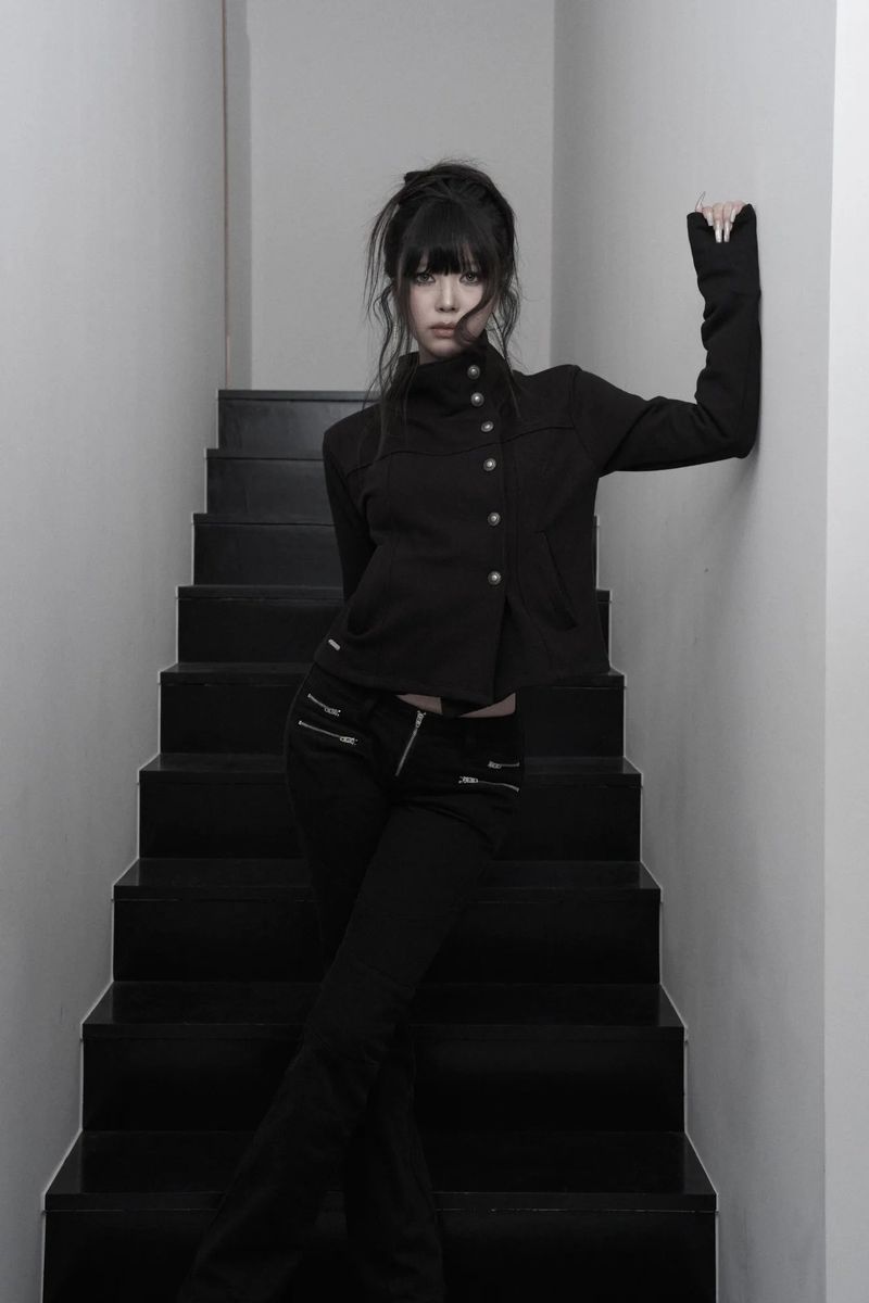 [label] antique emblem high-neck crop jacket (black)