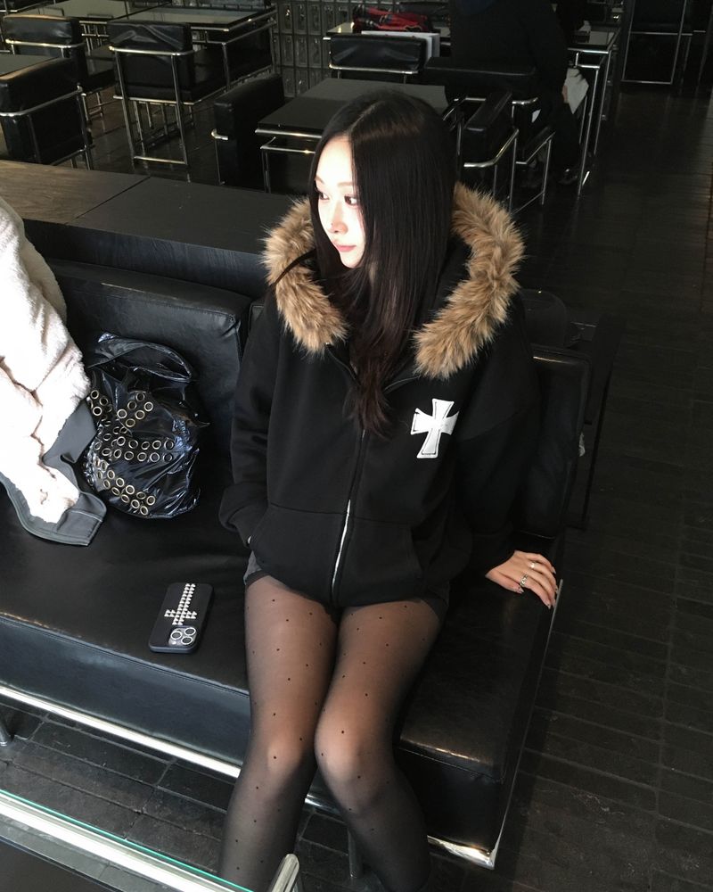Cross fur hood jumper