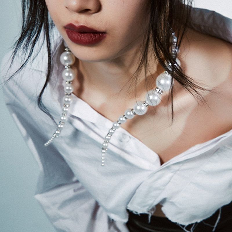 A bendable pearl necklace