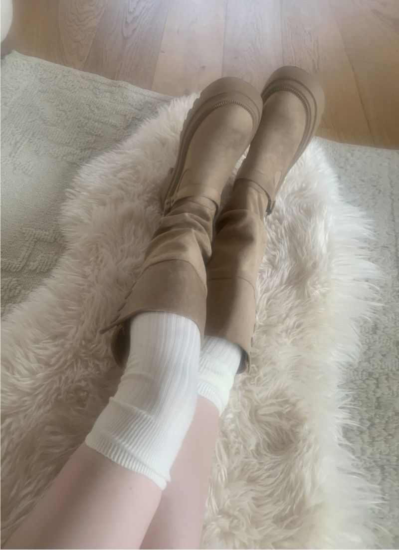 suzen（スゼン）の「ディオンスエードバックルロングブーツ (ベージュ)（シューズ）」