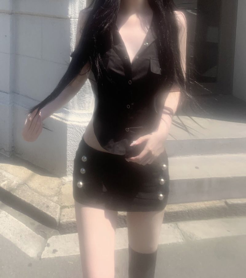 Trony button low-waist skirt (black)