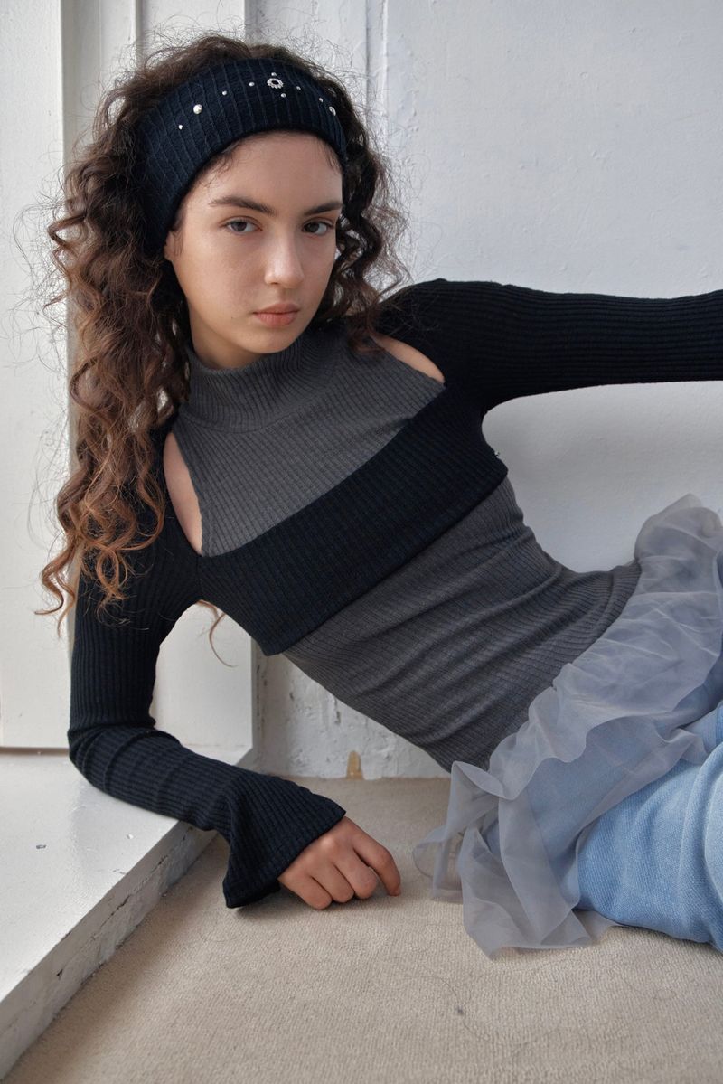 SOFT POSE TEE - BLACK