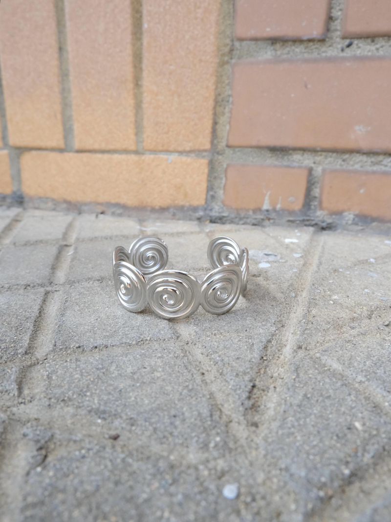 bold wave bangle