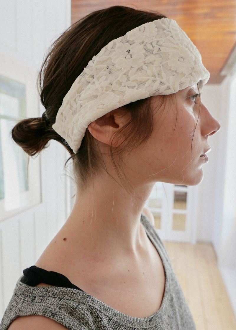 VOOR（ボル）の「[shiwonderful x voor] フローラル レース ヘアバンド_クリーム（ヘアアクセサリー）」