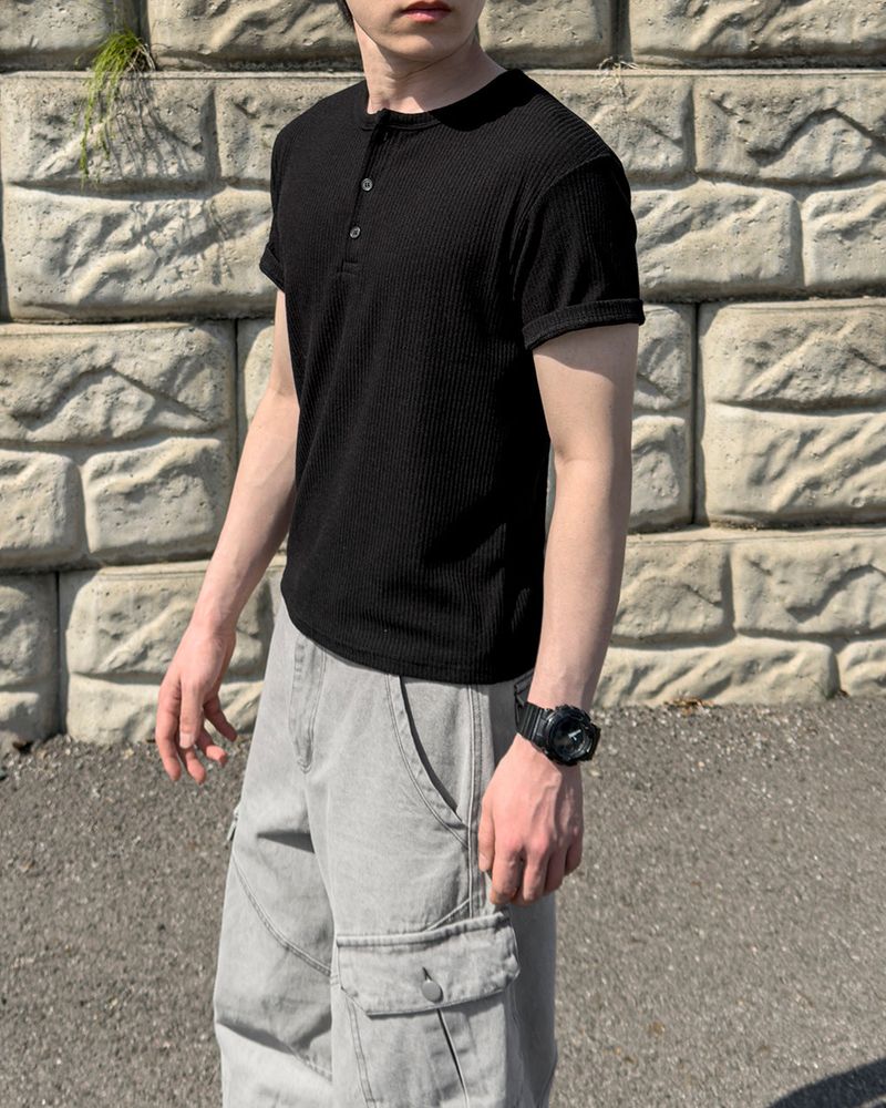 JIIGEUM（ジグム）の「ダーリーマッスルフィットヘンリーTシャツ（トップス）」