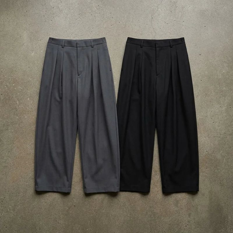 Curved Pleated Wide Trousers