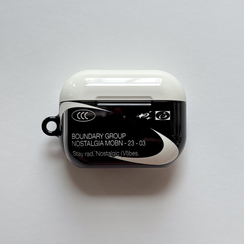 MEMORIESBOUNDARY(メモリーズバウンダリー)の「Nostalgic Vibes AirPods Case (BK_Glossy)(Smartphone Accessories)」