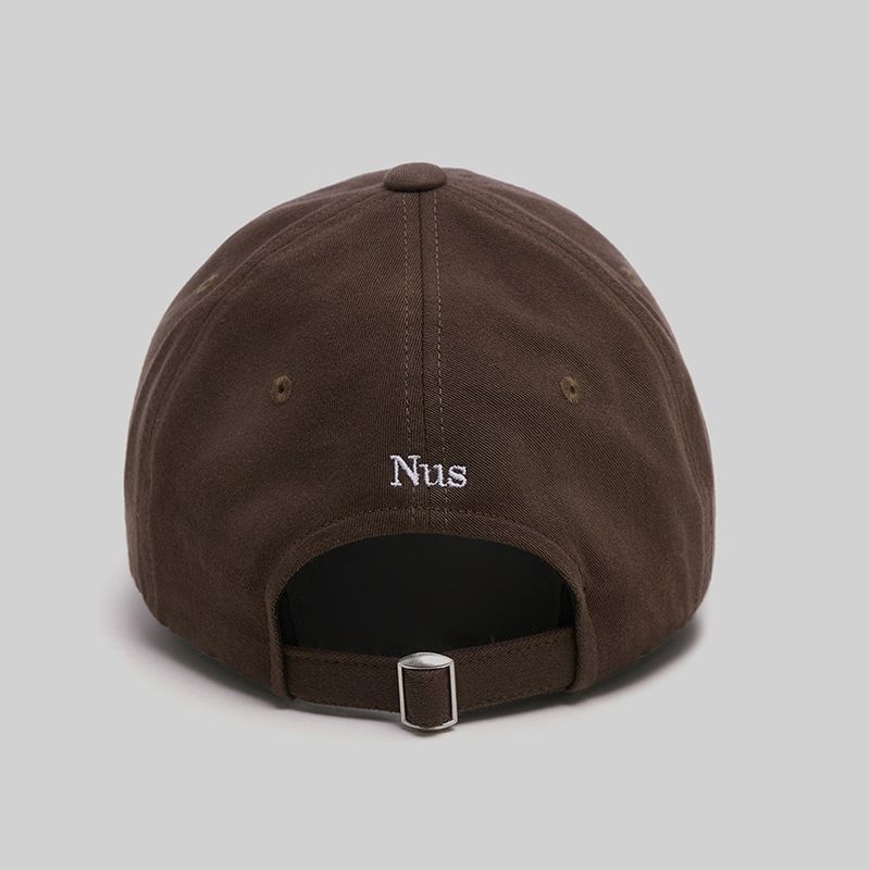 Nus. アーチボールキャップ（ブラウン）