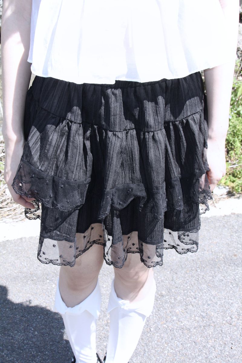 DOT FRILL CANG CANG MINI SKIRT (2COLOR)