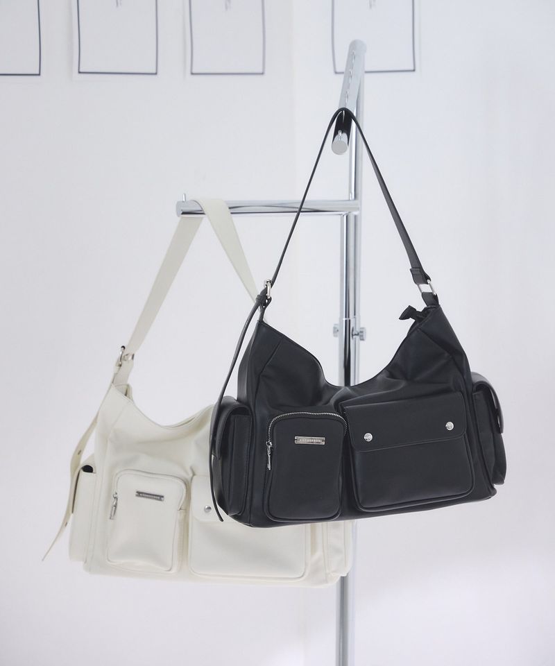 ANDGEEBEE(アンジービー)の「ポケットメッセンジャーバッグ(Bags)」