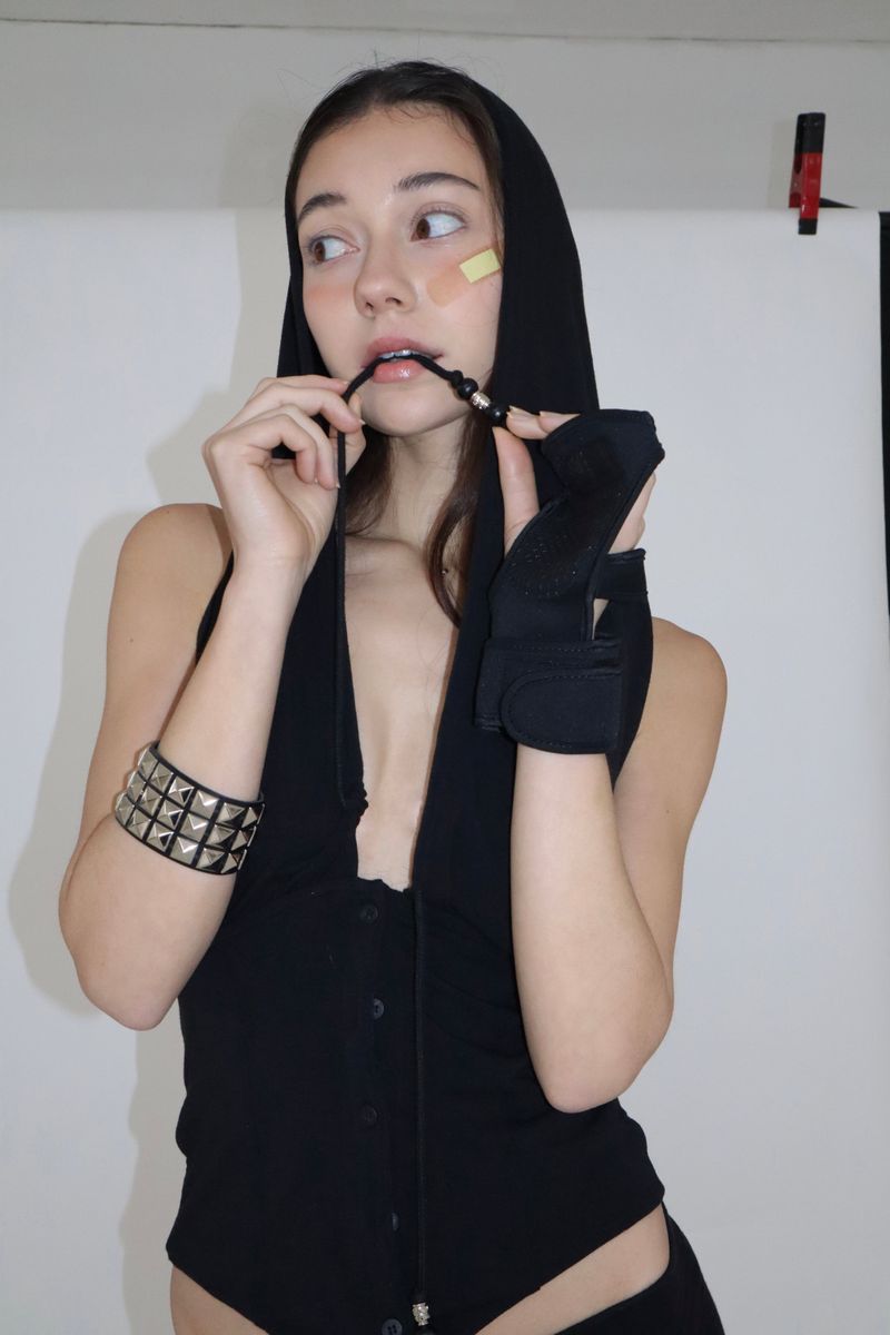BEEDS DRAPE HOOD TOP [BLACK]
