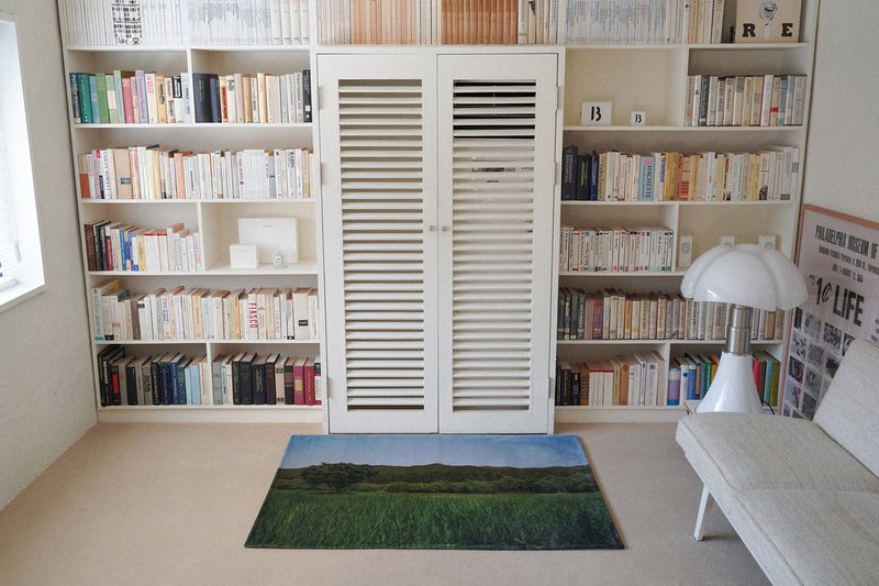 walking people rug - M