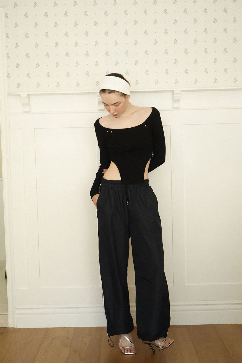 Eyelet side-cut tee (black)