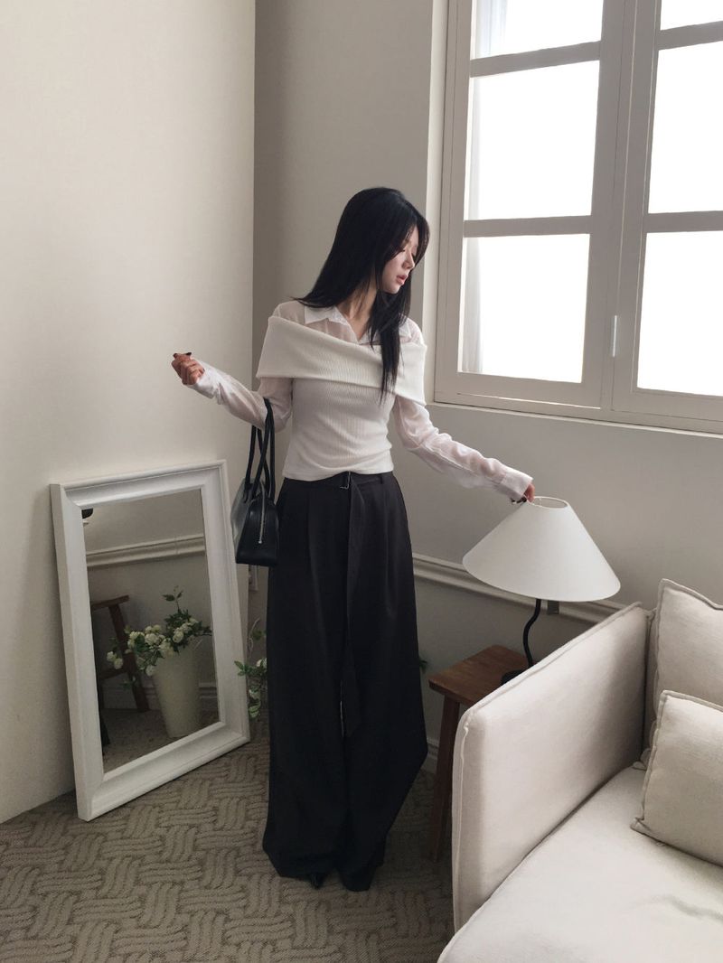 Off-shoulder knit shirt