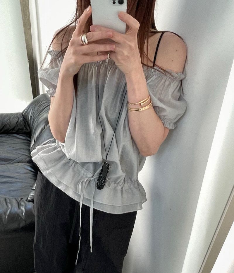 Kitten（キッテン）の「Powder Off-Shoulder Blouse (3 colors)（Tops）」
