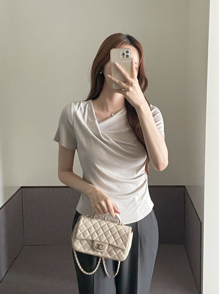iam mari（アイアム マリ）の「Kelly Unbalanced Drape Short Sleeve Tee-Blouse（Tops）」