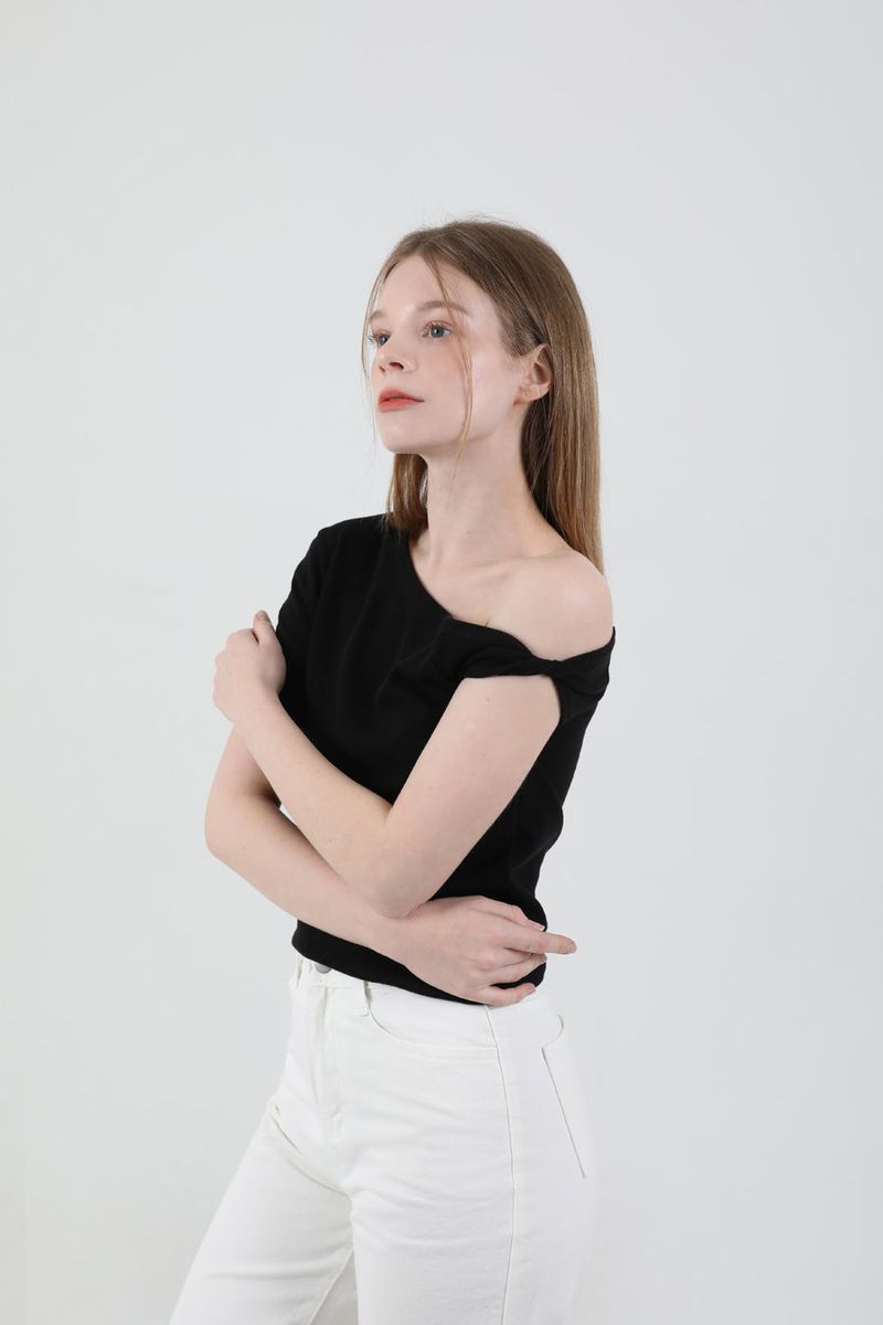 Off Shoulder Twist Half-Sleeve T-shirt Black