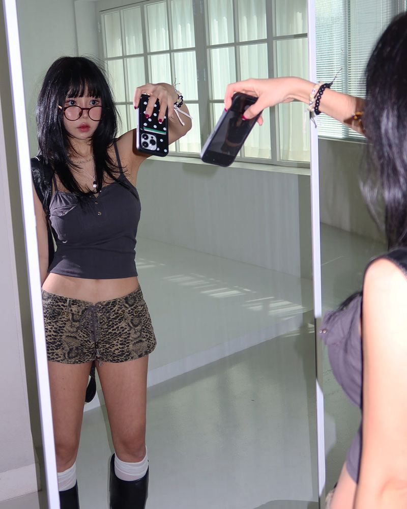 Pocket and snap cap with built-in strap sleeveless