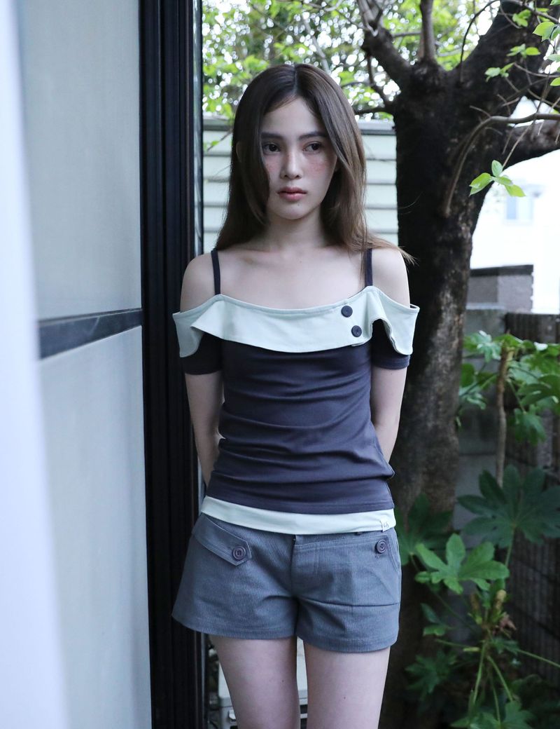 UGLYSHADOW（アグリーシャドウ）の「BUTTON CONTRAST OFF-SHOULDER(CHARCOAL)（Tops）」