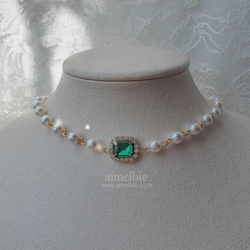 Emerald Square Pearl Choker Necklace
