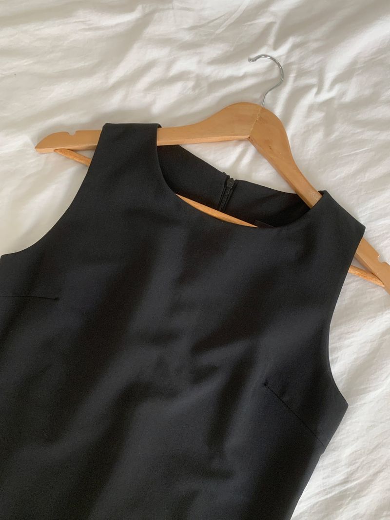 Classic Mae Simple Line Two-Pocket Mini Dress
