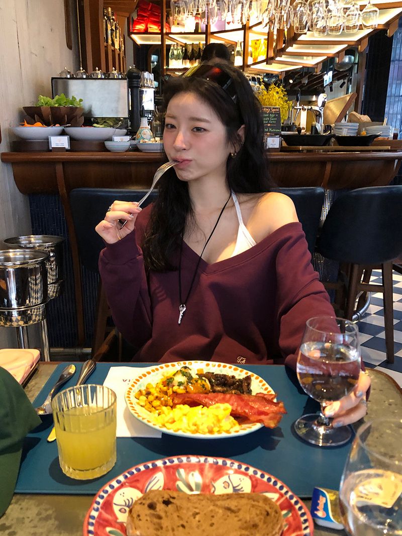 [MADE] TA DEEP V-NECK SWEATSHIRT