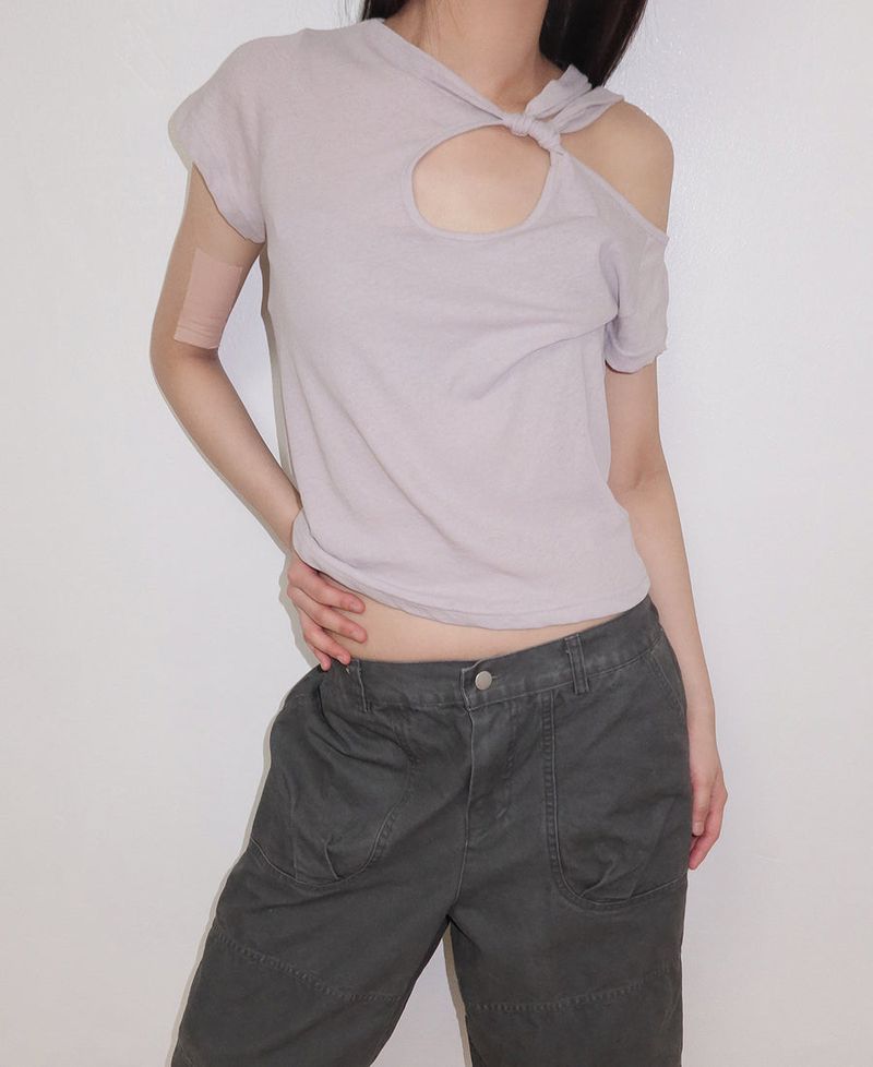 NOTHINGINCOMMON（ナッシングインコモン）の「ドーバー カットアウト ツイスト 半袖 Tシャツ（トップス）」