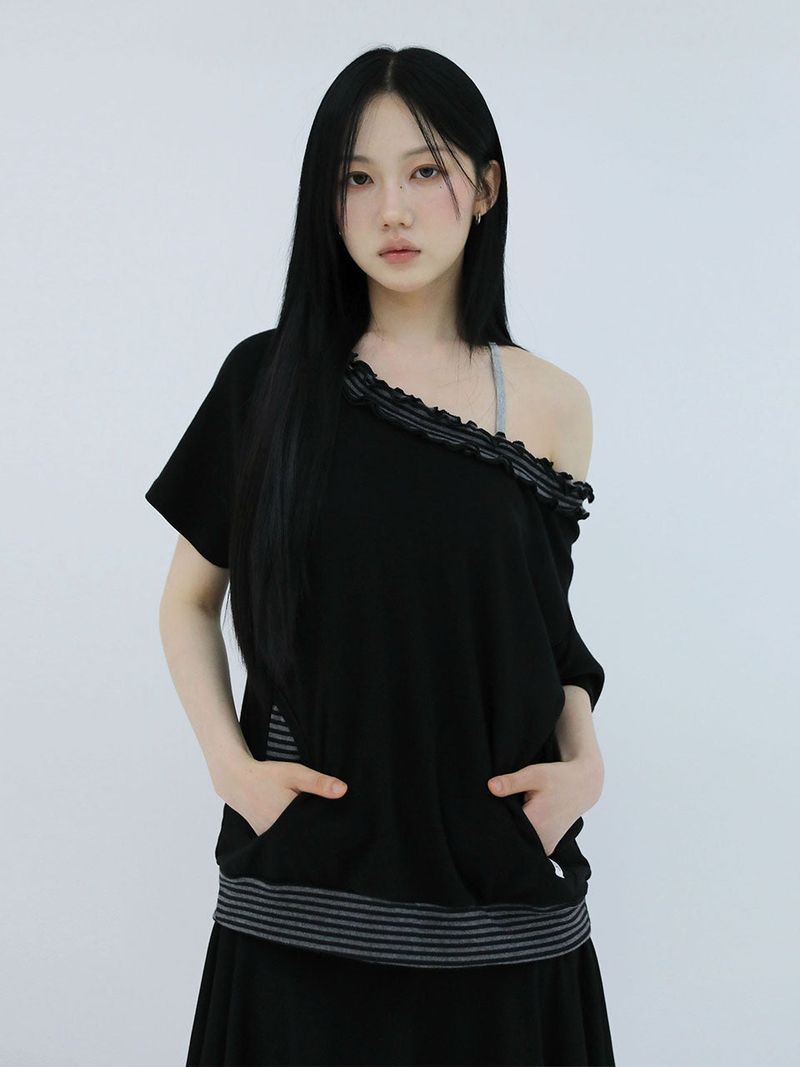UGLYSHADOW（アグリーシャドウ）の「STRIPE FRILL OFF-SHOULDER(BLACK)（Tops）」