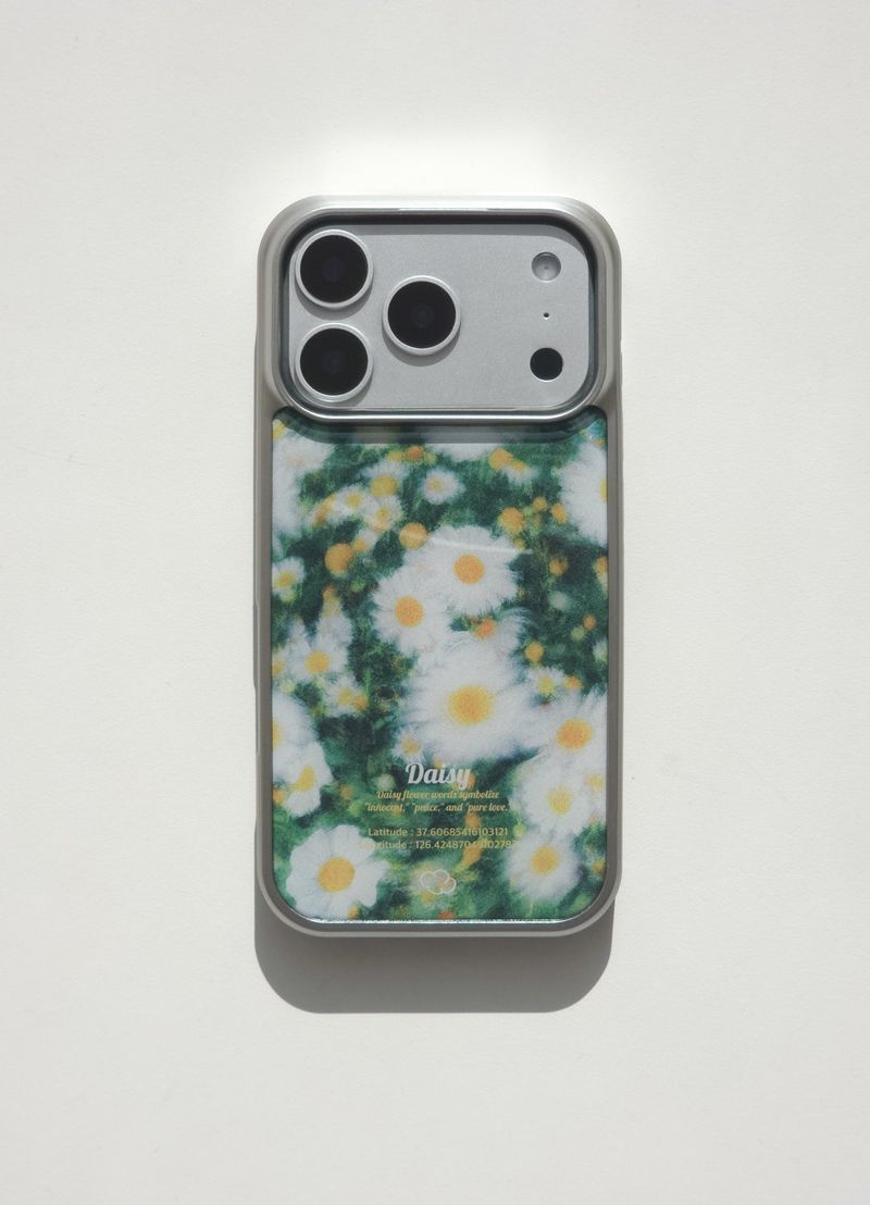 FLUFFY FLUFFY（フラフィー フラフィー）の「[MADE] デイジーガーデンエポキシシルバーバンバーケース [iPhone/Galaxy]（スマホグッズ/小物）」